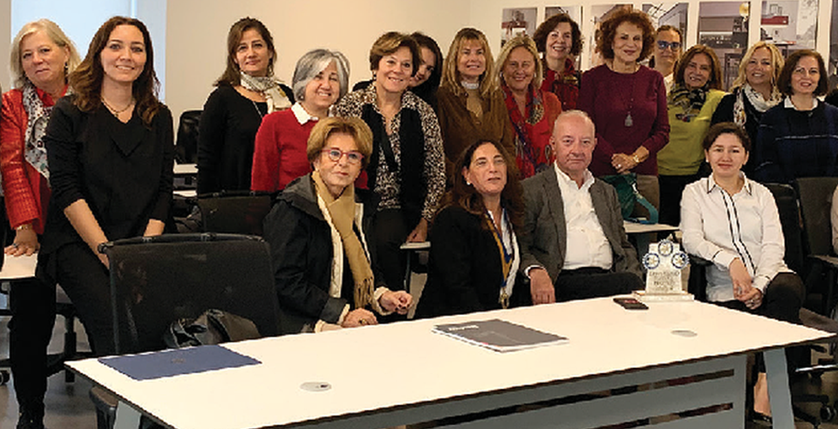 Outstanding Service Award Presented to Lineadecor’s General Manager